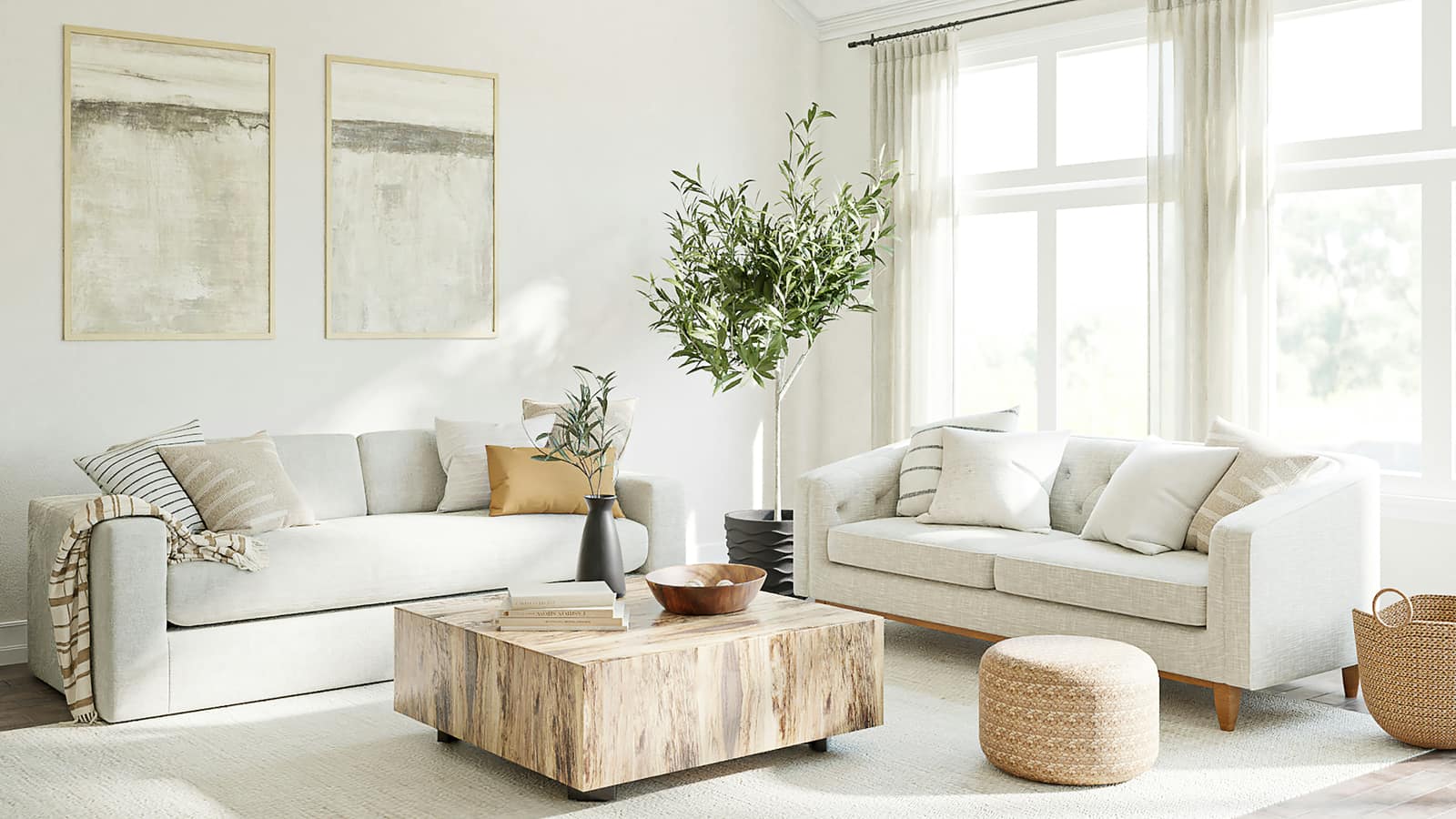 Wohnlich eingerichtetes Wohnzimmer mit Sofa, textilen Kissen und Plaids in warmen Naturtönen
