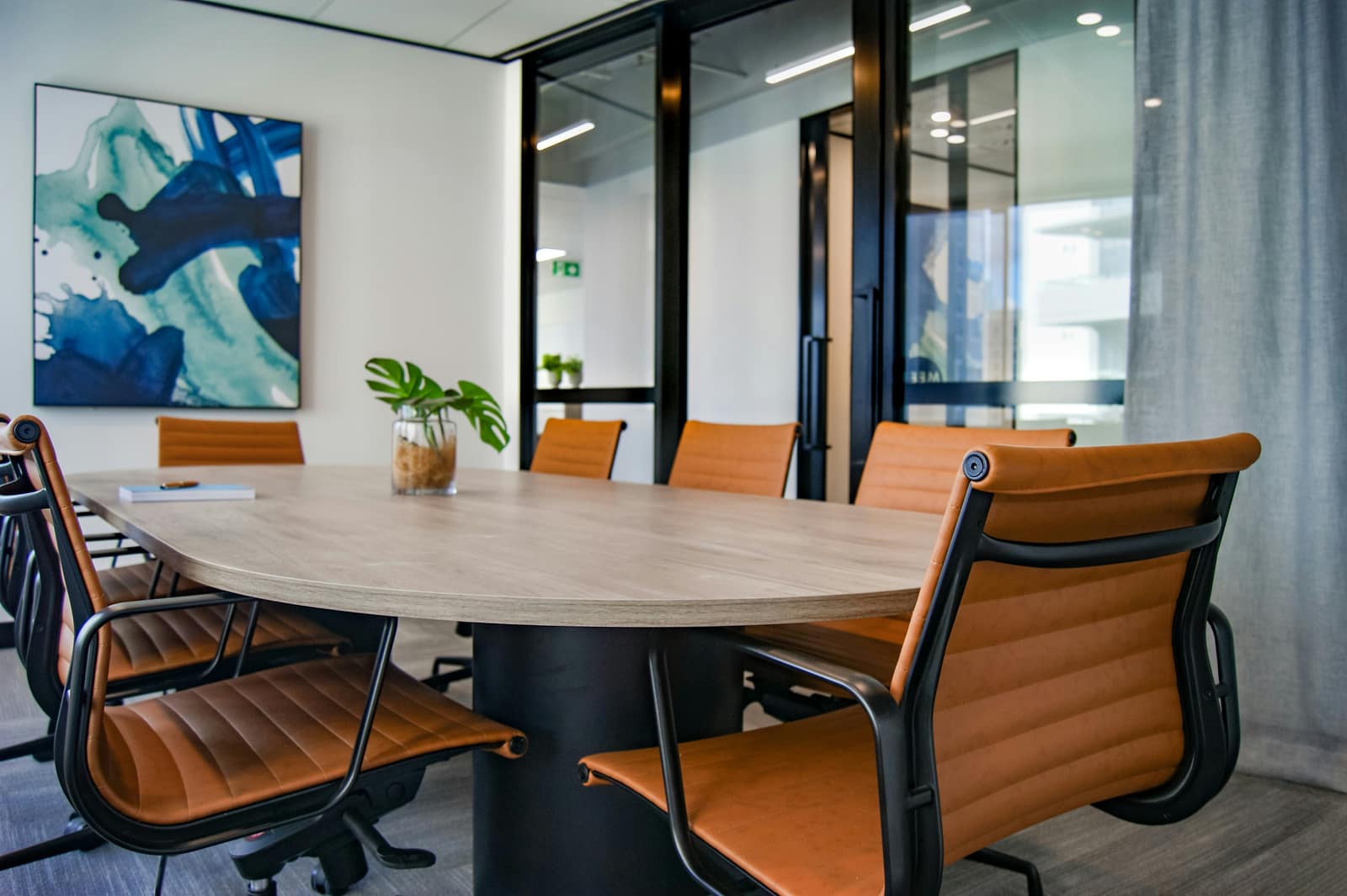 Modernes Büro mit Besprechungstisch, Loungebereich und textilen Akzenten für eine wohnliche Arbeitsatmosphäre